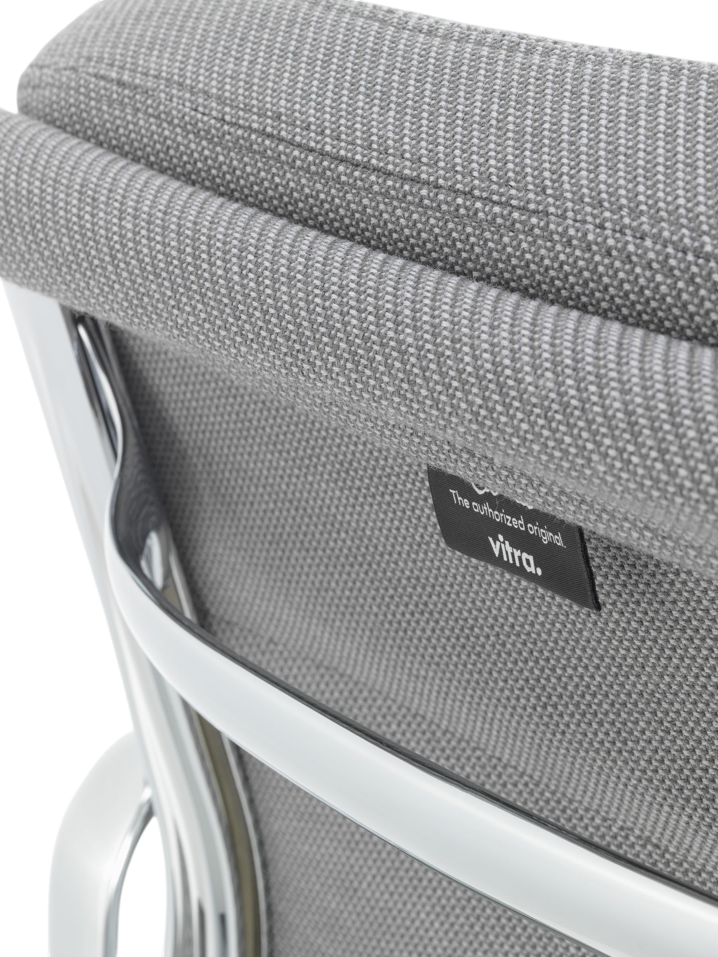 Detailaufnahme der Rückenlehne vom Vitra Soft Pad Chair EA207 mit grauem Stoffbezug und Chromgestell.
