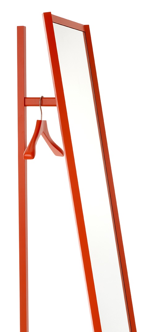 Schönbuch Club Standspiegel mit Garderobe in Rot, minimalistisches Design mit Spiegel und Kleiderbügel.