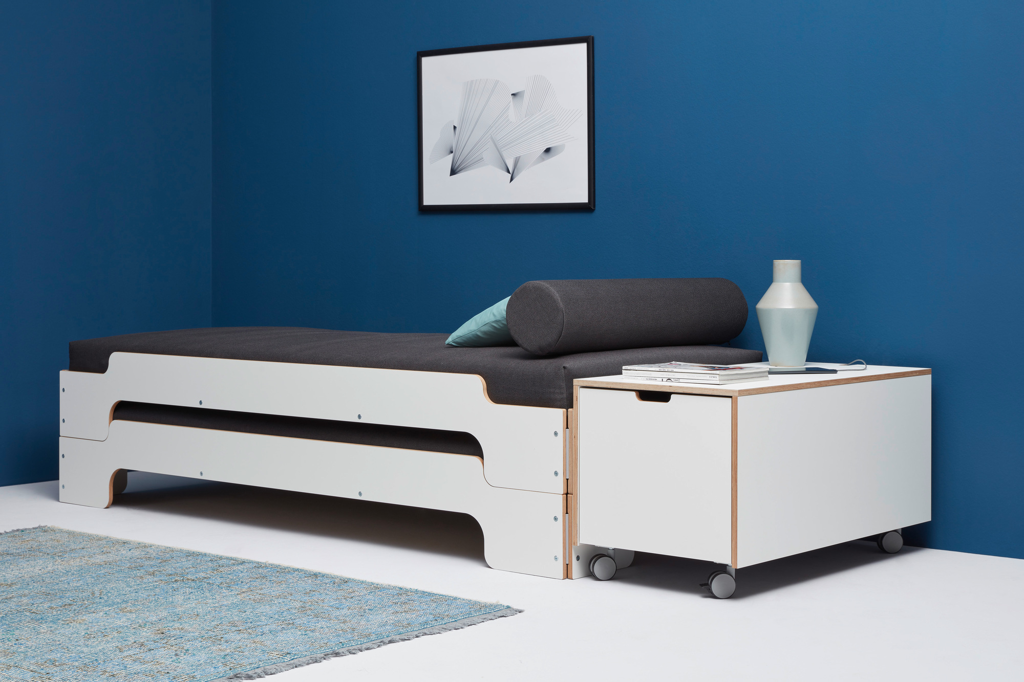 Komfort Bettkasten mit Schubkasten auf Rollen von Müller Möbelwerkstätten, weißes Bett mit Stauraum.