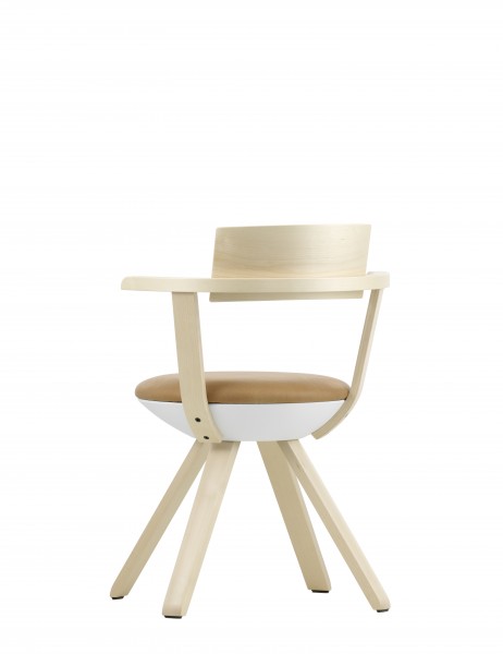 Artek Rival Schreibtischstuhl KG002 aus hellem Holz mit braunem Ledersitz und weißer Sitzschale.