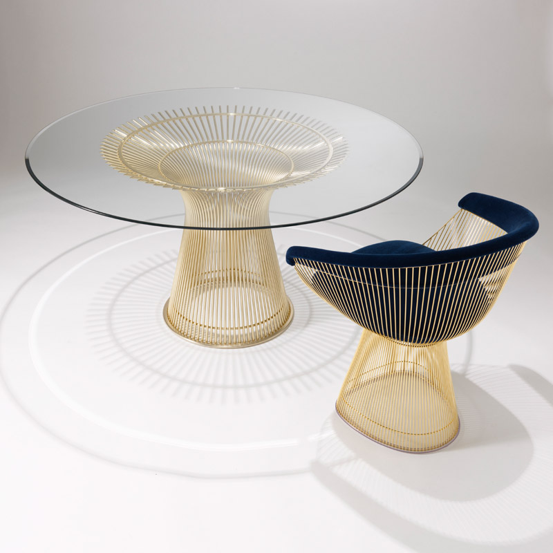 Platner Tisch von Knoll International mit Glasplatte und passendem Sessel mit blauem Samtbezug.