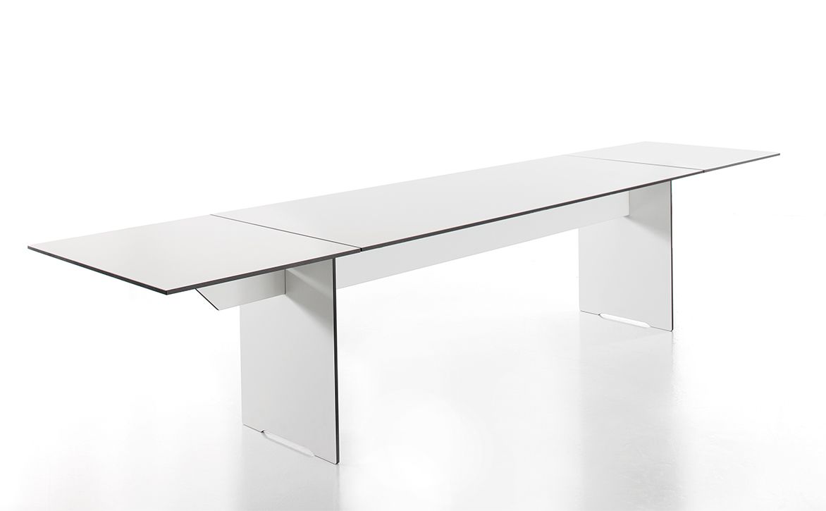 Riva Klapptisch von Conmoto, ein moderner, weißer Outdoor Tisch für Garten und Terrasse.