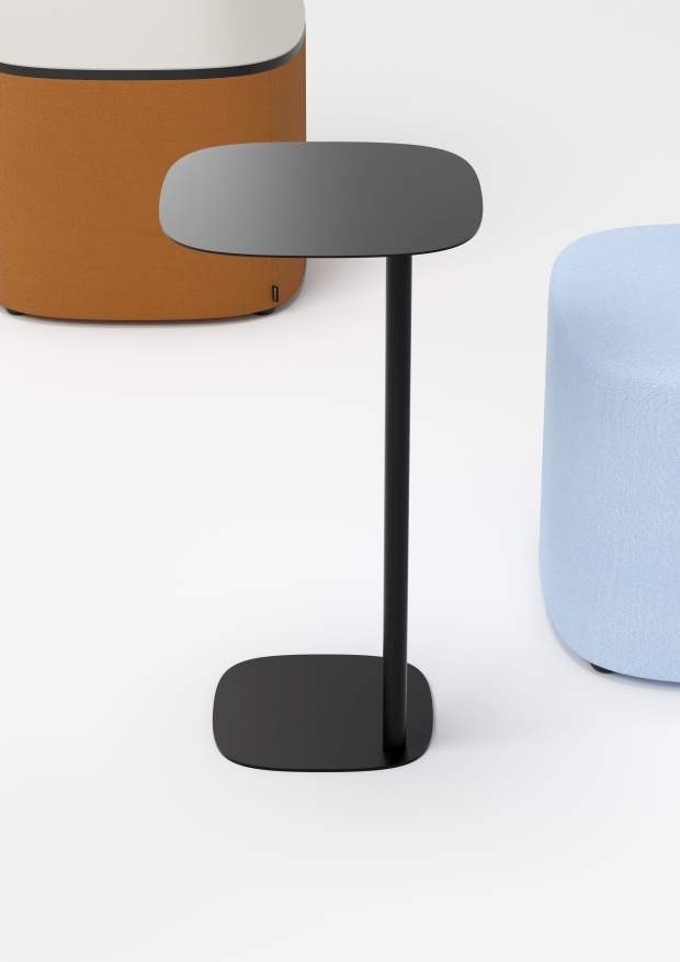 Schwarzer Cascando Beistelltisch Pully Side Laptop Table mit runder Tischplatte und Fuß auf Weiß.