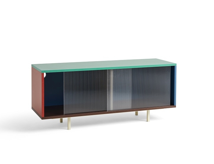 Colour Cabinet Sideboard von Hay mit Glasschiebetüren und farbiger Gestaltung.