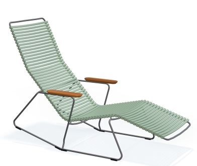 Houe Click Sunrocker Sonnenliege in Grün mit Armlehnen aus Holz für den Garten.
