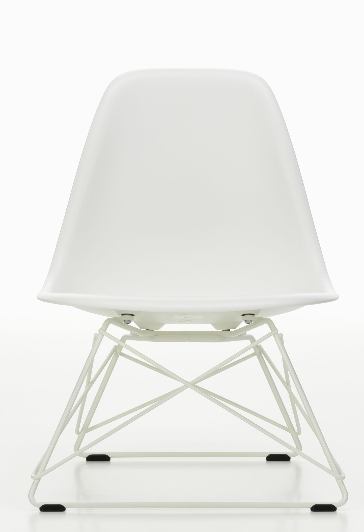 Frontansicht des weißen Eames Plastic Side Chair LSR Stuhls von Vitra mit verchromtem Drahtgestell.