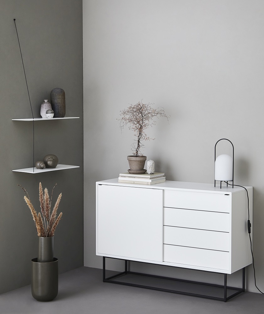 Stedge Wandregal, 60 cm breit, von Woud in eiche weiss pigmentiert an grauer Wand.