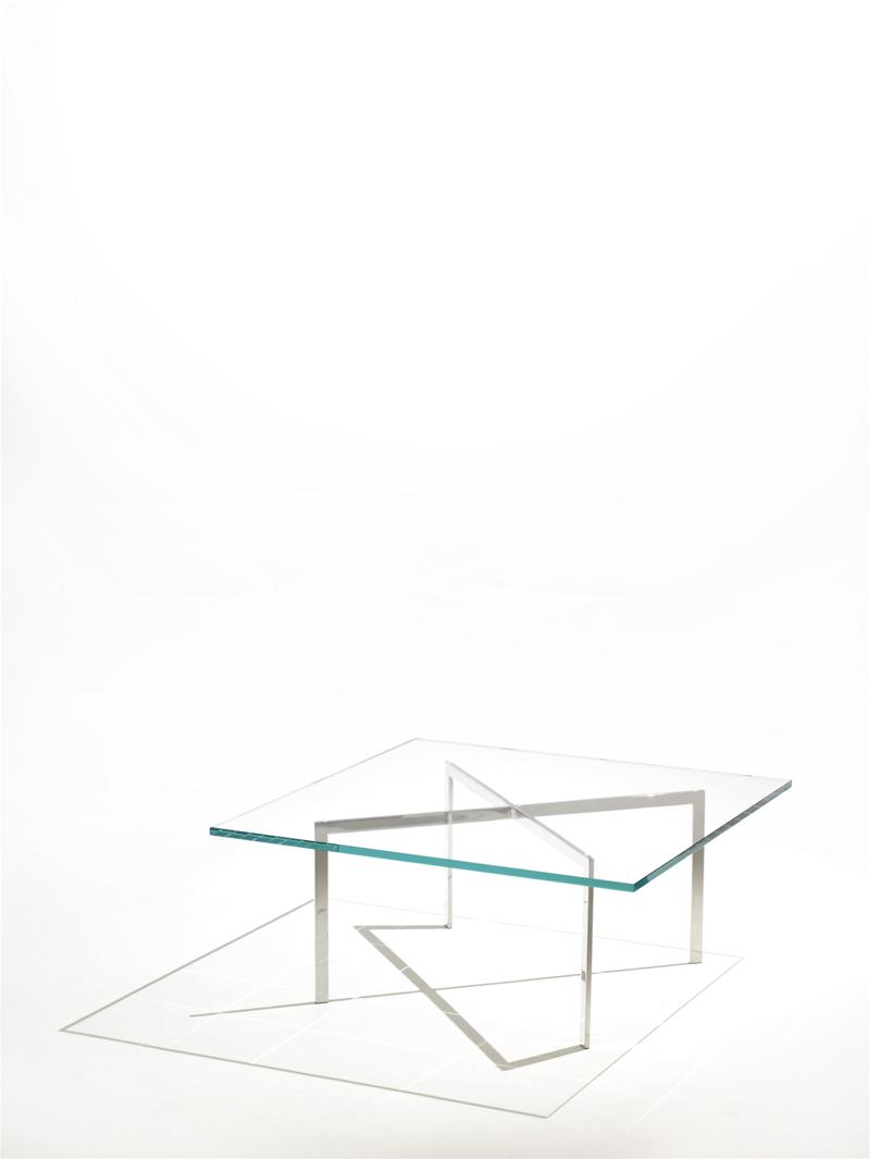 Barcelona Couchtisch von Knoll International mit Glasplatte und Stahlgestell auf weißem Hintergrund.
