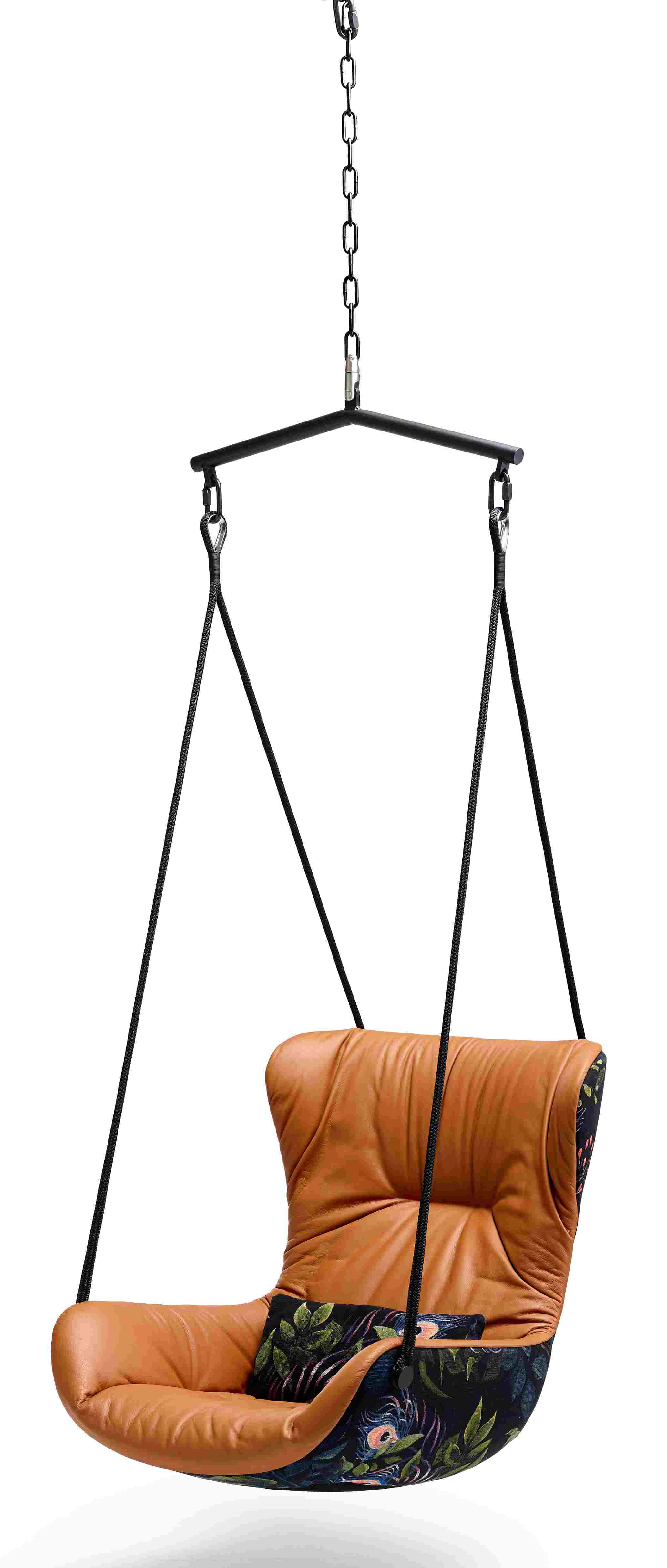 Leya Wingback Schwingsessel mit braunem Lederbezug und floralem Stoffmuster, hängend an Seilen.