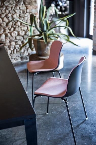 Magis Troy Chair Stuhl mit vier Beinen, rosa Sitzfläche und schwarzer Rückenlehne, modernes Design.