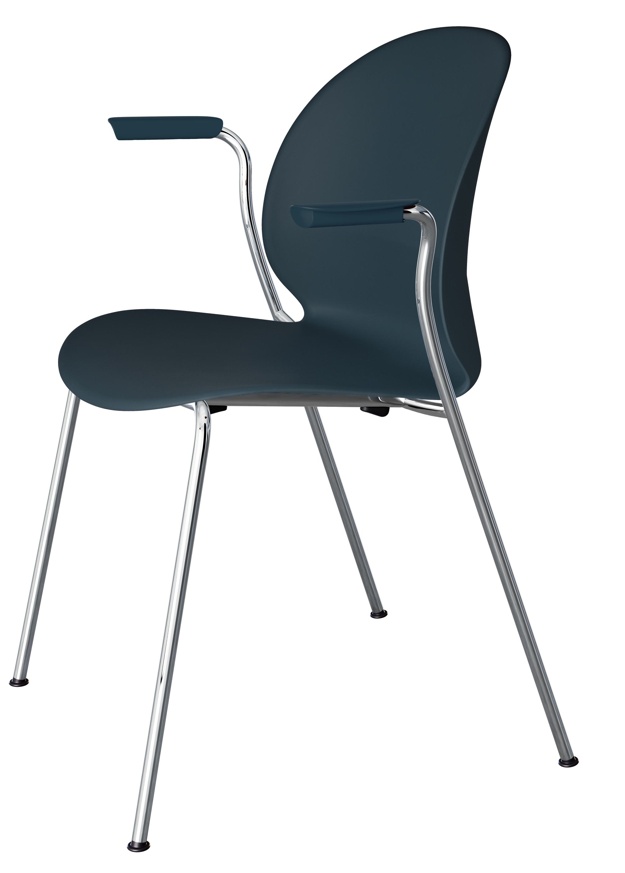 Blauer Fritz Hansen N02 Recycle Stuhl mit Armlehnen und verchromtem Stahlgestell vor weißem Hintergrund.