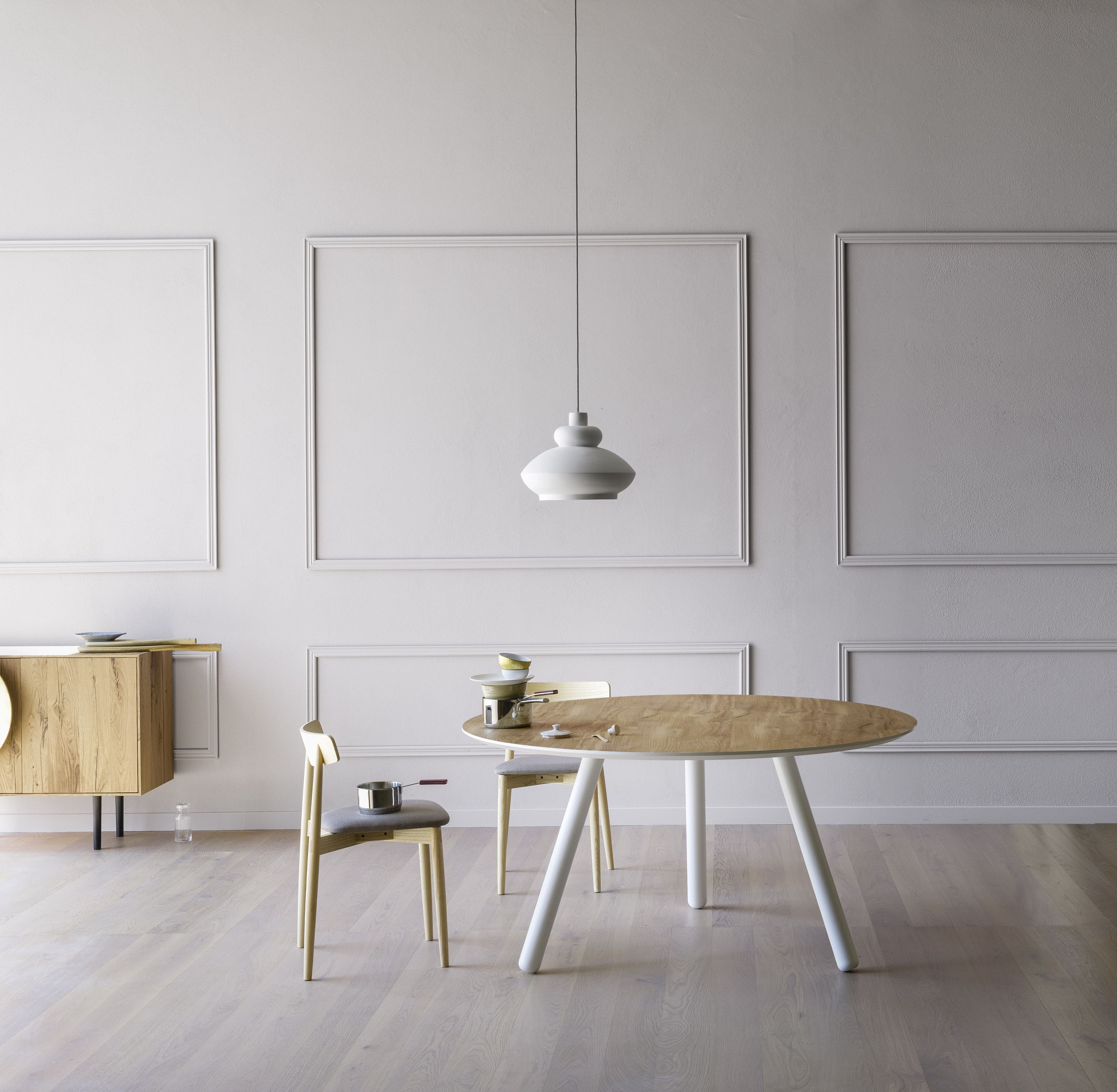 Runder Holztisch "Pixie" von Miniforms mit weißen Beinen, Durchmesser 150 cm, im modernen Esszimmer.