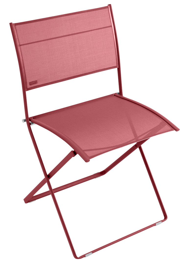 Nahaufnahme des roten Fermob Plein Air Stuhls, ein moderner, klappbarer Outdoor-Stuhl für Garten und Terrasse.