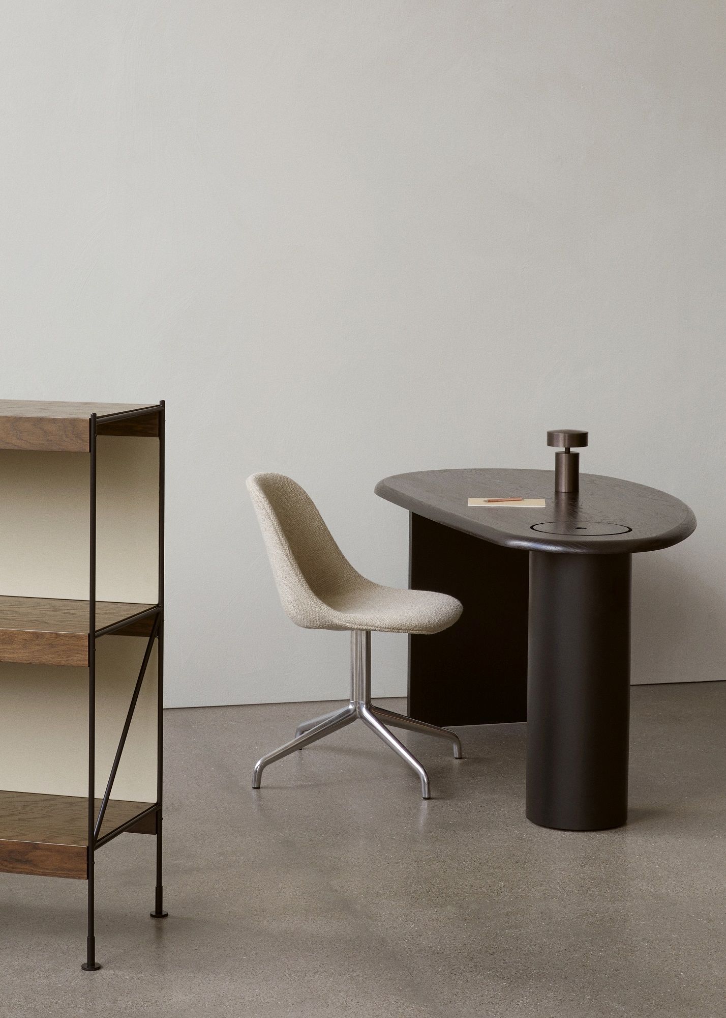 Audo Copenhagen Eclipse Desk Schreibtisch aus dunklem Holz mit passendem Stuhl und Regal.