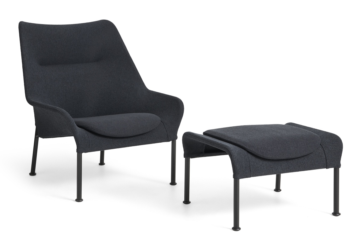 Dunkelgrauer Sessel mit hoher Rückenlehne und passendem Ottoman Hay auf weißem Hintergrund, modernes Wohnzimmer Design.