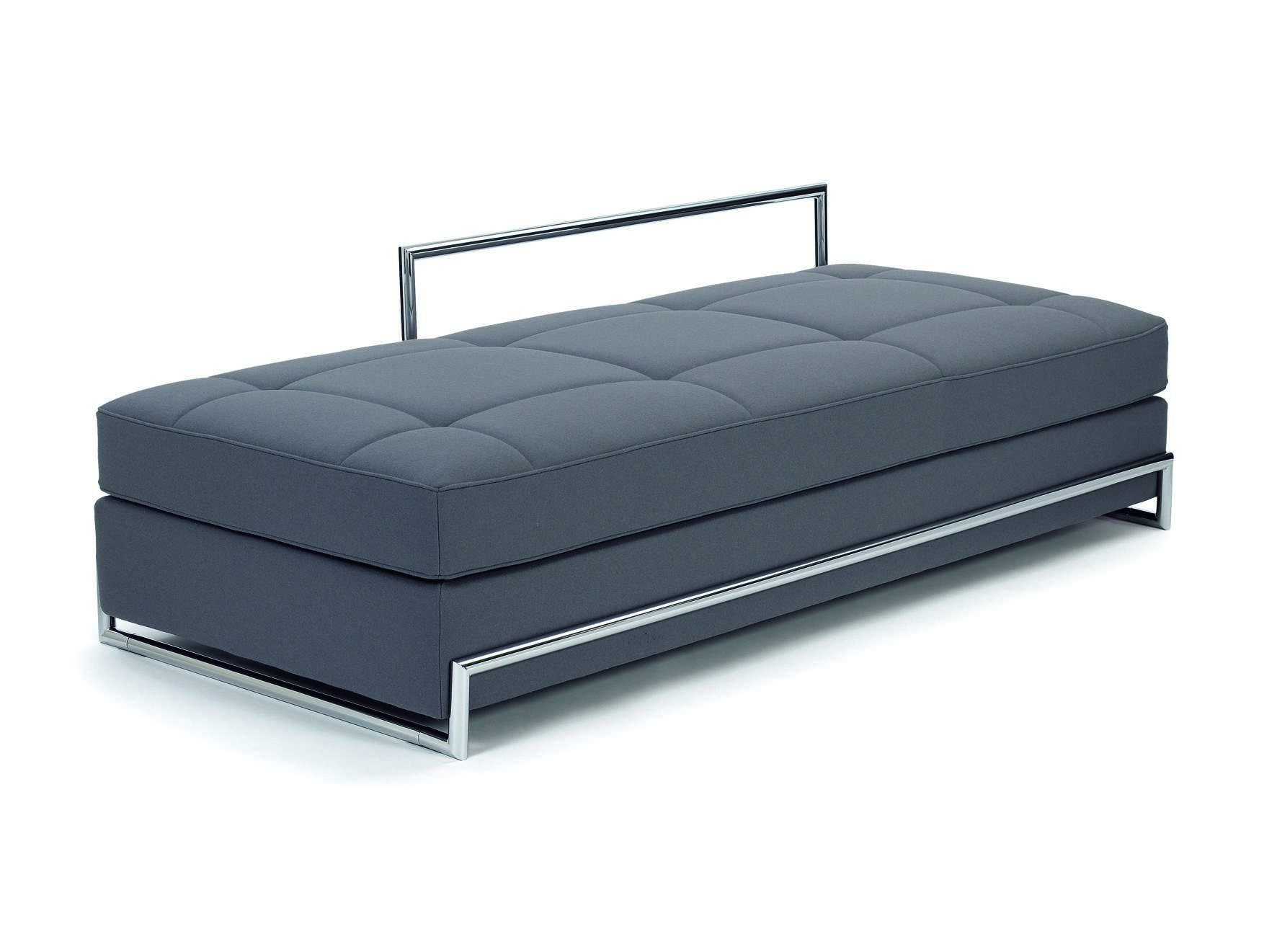 Graue ClassiCon Day Bed Liege mit gesteppter Polsterung und verchromtem Stahlgestell auf weißem Hintergrund.