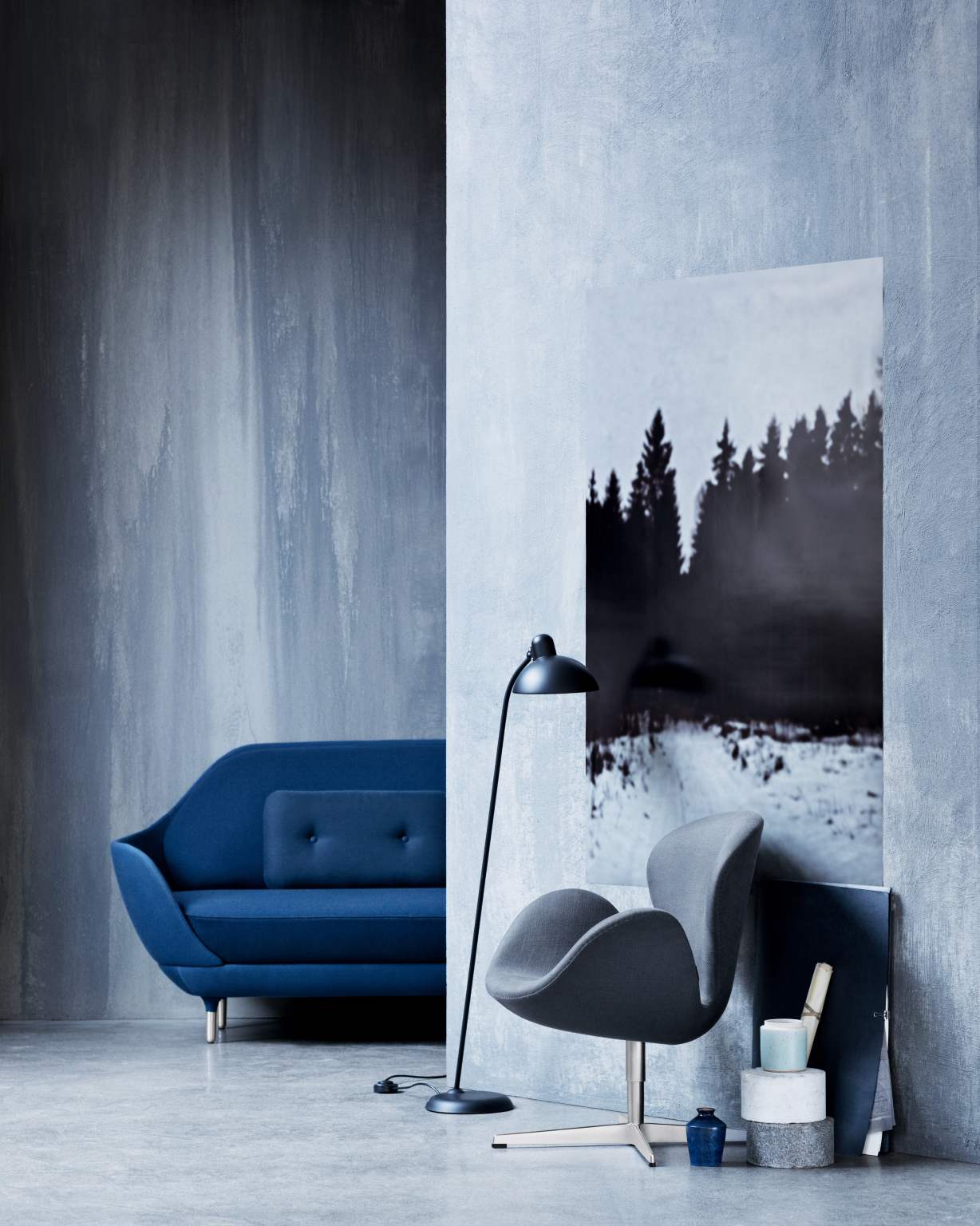 Blaues Favn Sofa von Fritz Hansen in modernem Wohnzimmer mit Sessel und Stehlampe.