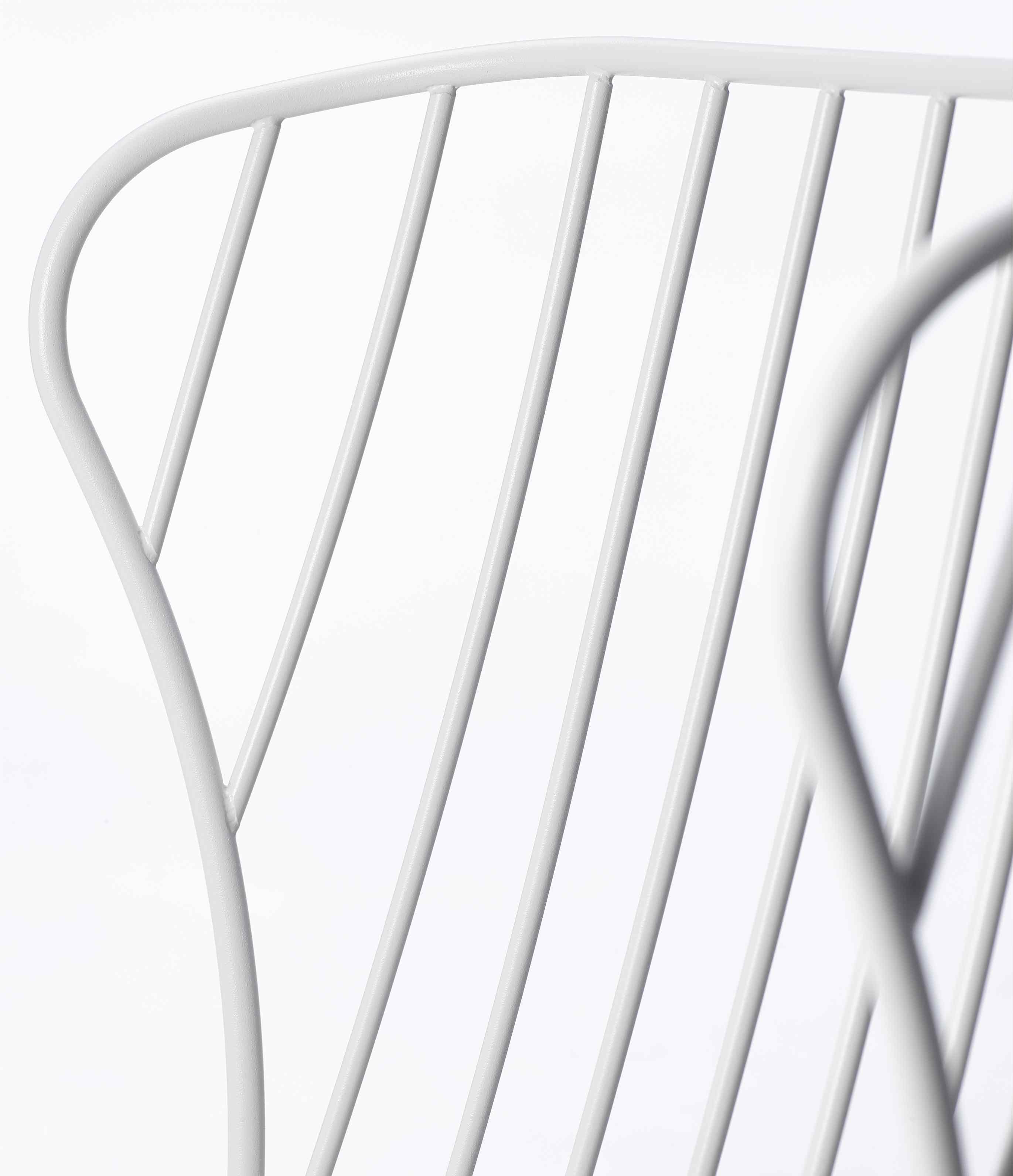 Detailaufnahme der Rückenlehne des weißen Leyasol Lounge Chair Outdoor Stuhls von Freifrau Manufaktur.