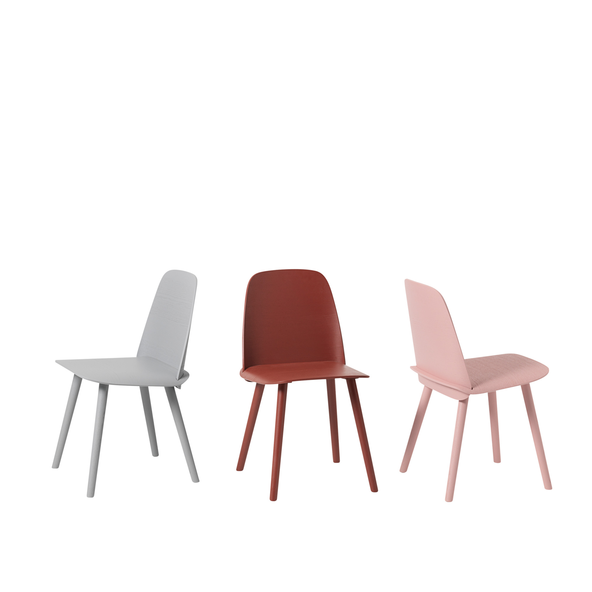Drei Muuto Nerd Chair Stühle in Grau, Rot und Rosa vor einem weißen Hintergrund.
