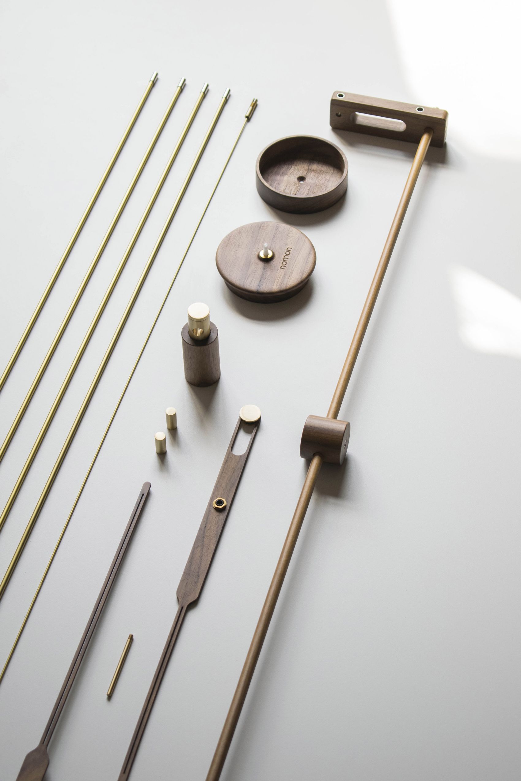 Barcelona Premium Gold Uhr von Nomon (90cm) in Einzelteilen, goldene Zeiger und Holzelemente.