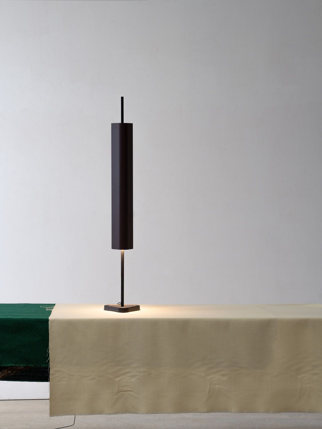 Emi Table Tischleuchte von Flos, moderne Nachttischlampe mit zylindrischem Lampenschirm und warmem Lichtschein.