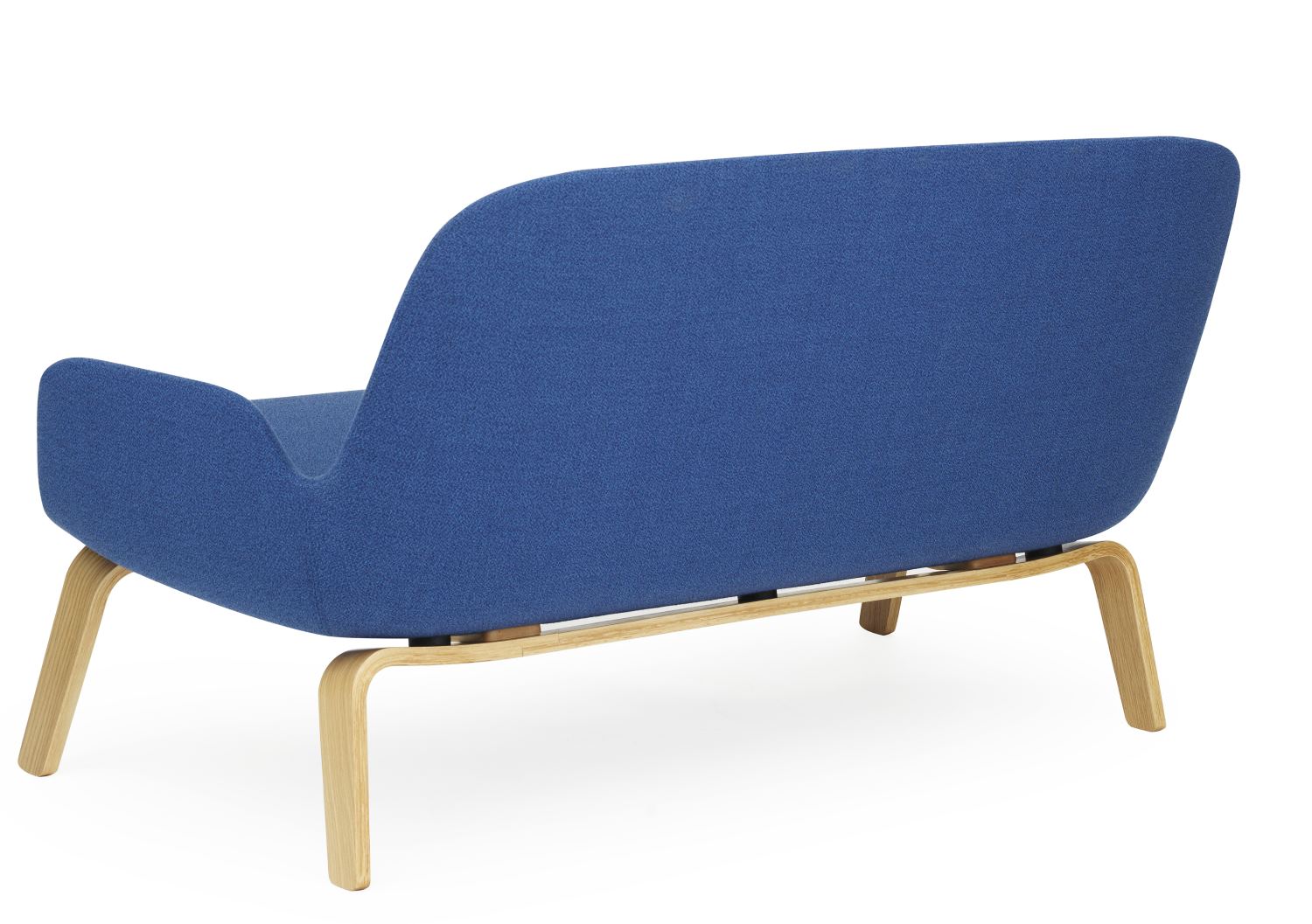 Rückansicht des blauen Era Sofas von Normann Copenhagen mit hellem Holzgestell.