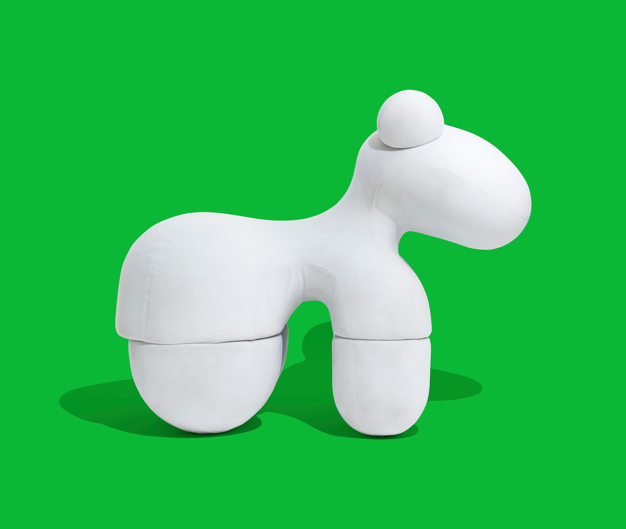 Weißer Pony Stuhl von Eero Aarnio Originals auf smaragdgrünem Hintergrund, modernes Möbeldesign.
