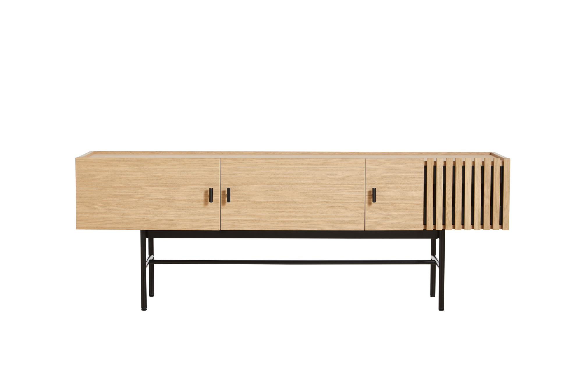 Woud Array Sideboard, 150cm, aus hellem Holz mit drei Türen und schwarzem Metallgestell.