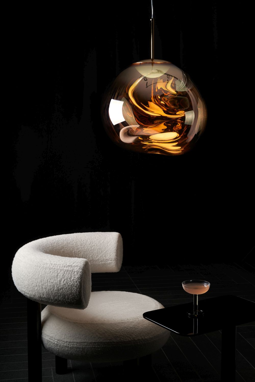 Nahaufnahme der goldenen Melt LED Hängeleuchte von Tom Dixon, modernes Design für Wohnräume.