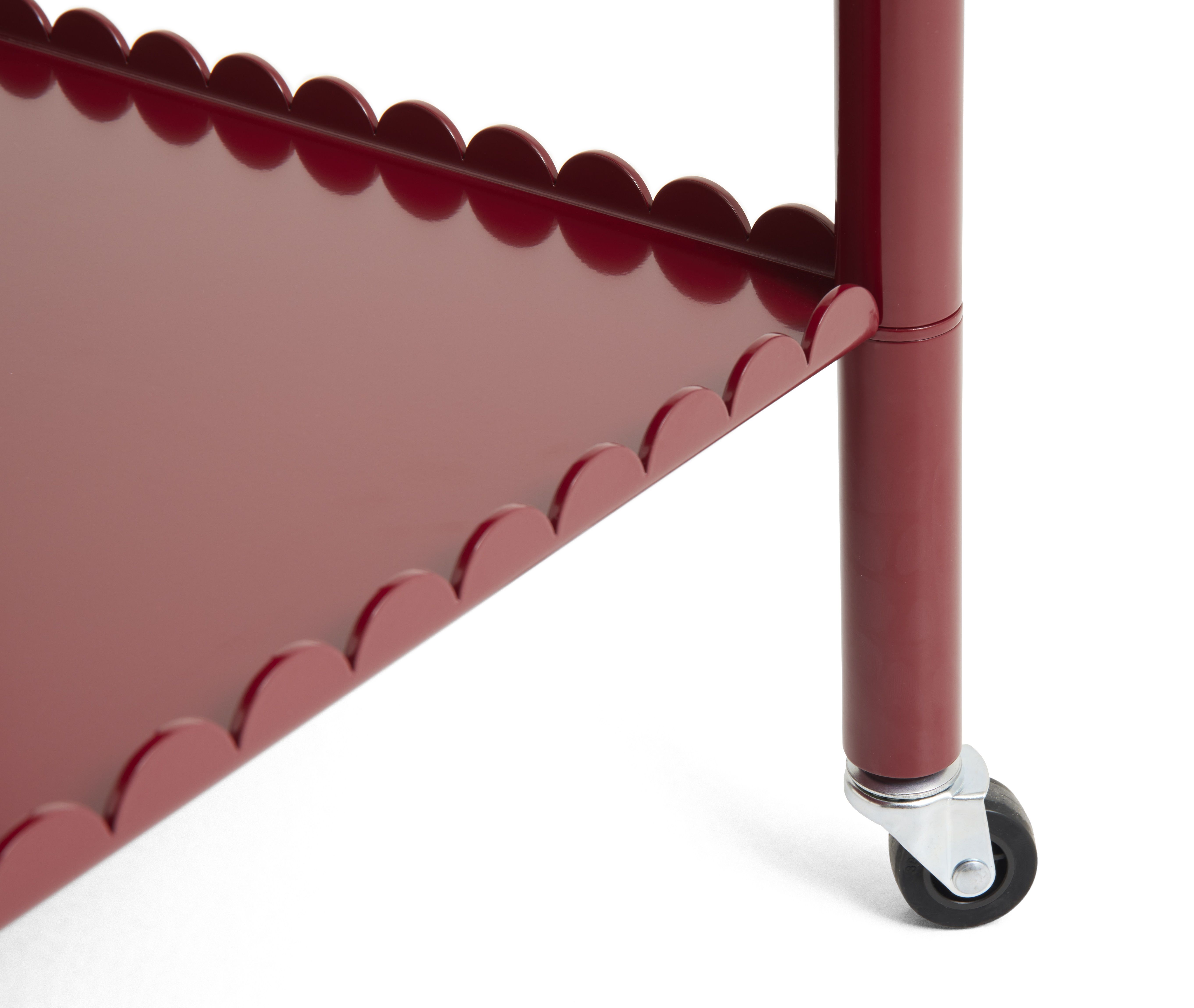 Detailaufnahme: Roter Arcs Servierwagen von Hay mit abgerundeten Kanten und Rollen.