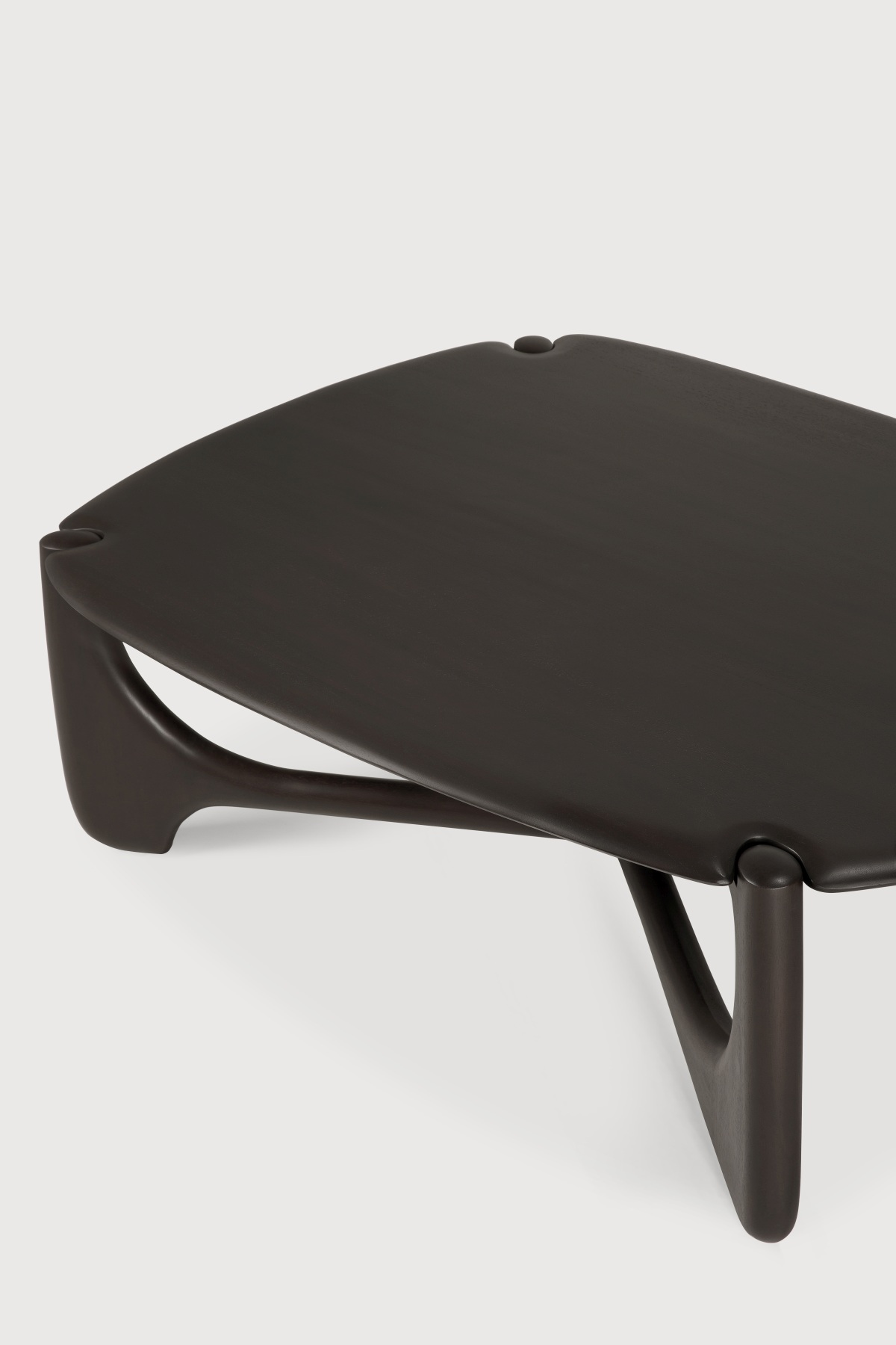 Detailaufnahme des Ethnicraft PI Couchtisches aus dunklem Teakholz, modernes Design.
