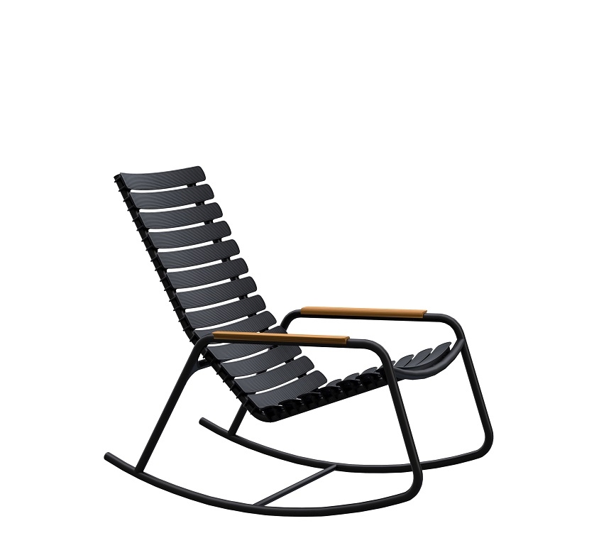 Houe ReClips Schaukelstuhl für den Außenbereich, modernes Design mit schwarzen Lamellen und Holzarmlehnen.