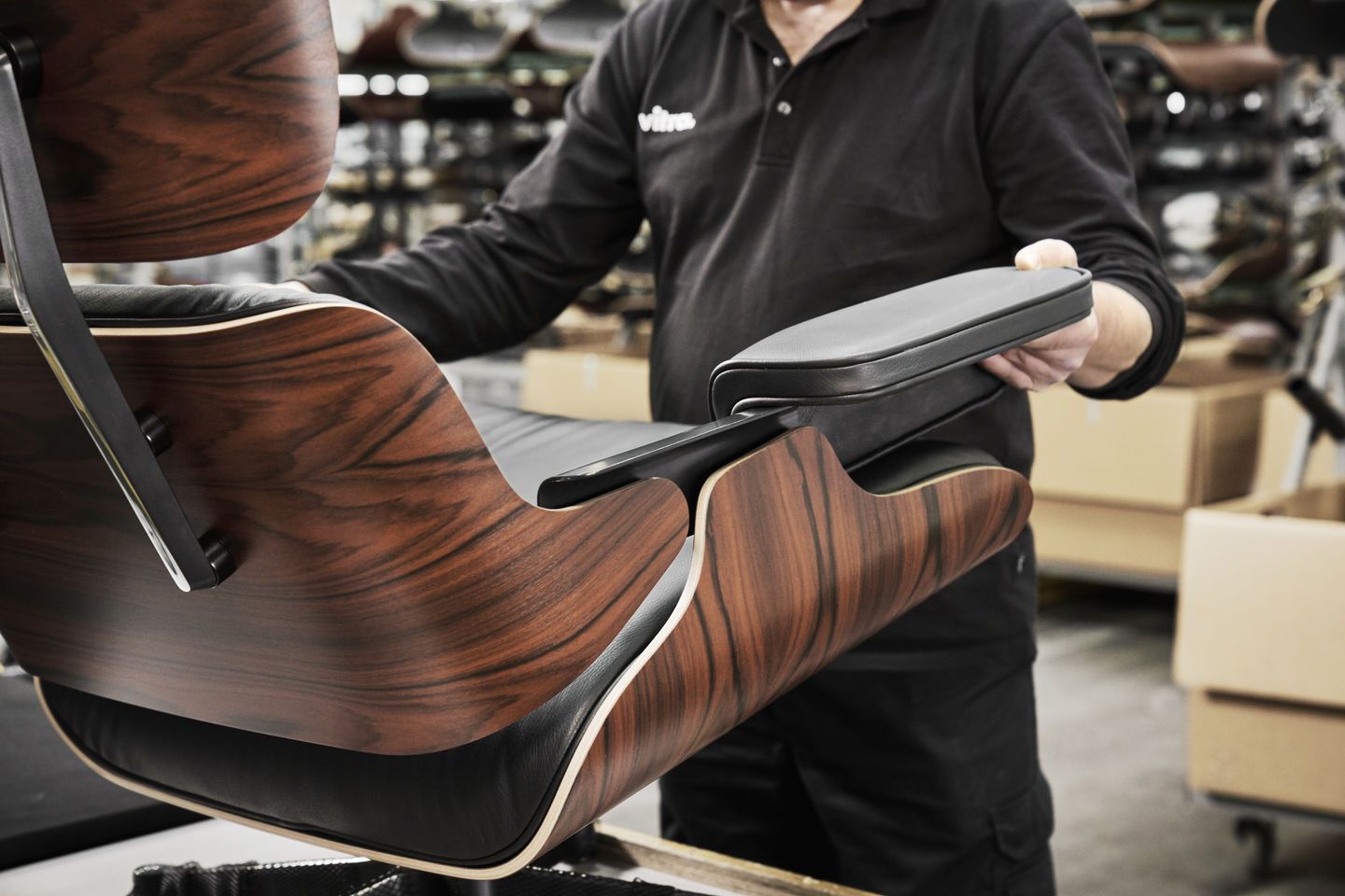 Detailaufnahme: Eames Lounge Chair mit Ottoman, Leder Premium, Palisander, Vitra. Luxuriöser Sessel.