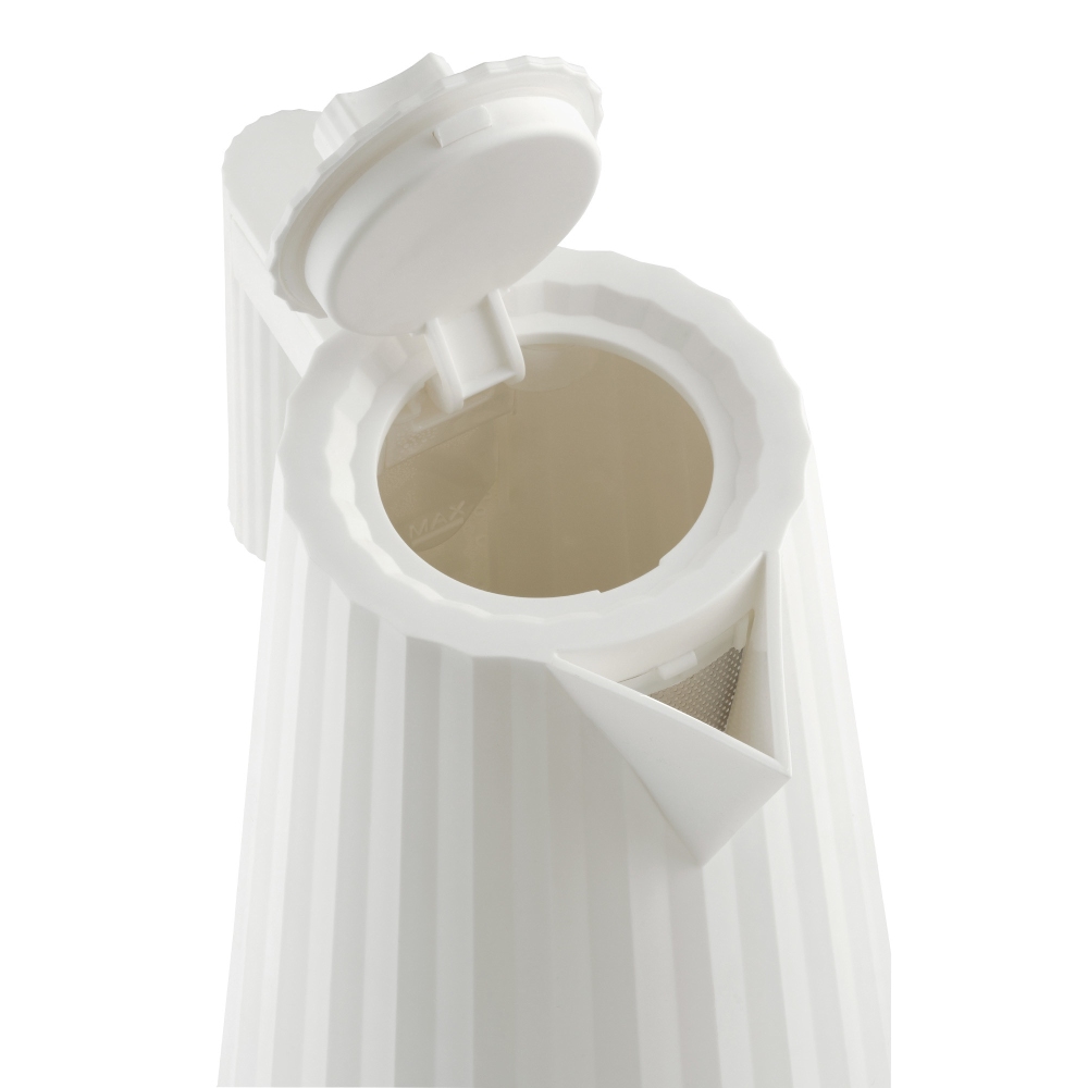 Detailaufnahme des weißen Alessi Plissé Wasserkochers mit geöffnetem Deckel, zeigt Innenraum und Filter.