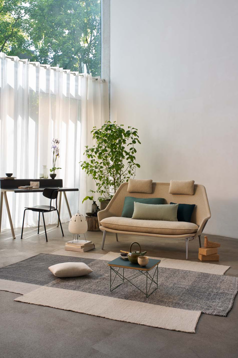 Beige Slow Sofa von Vitra mit Stoffbezug und grünen Kissen in modernem Wohnzimmer.