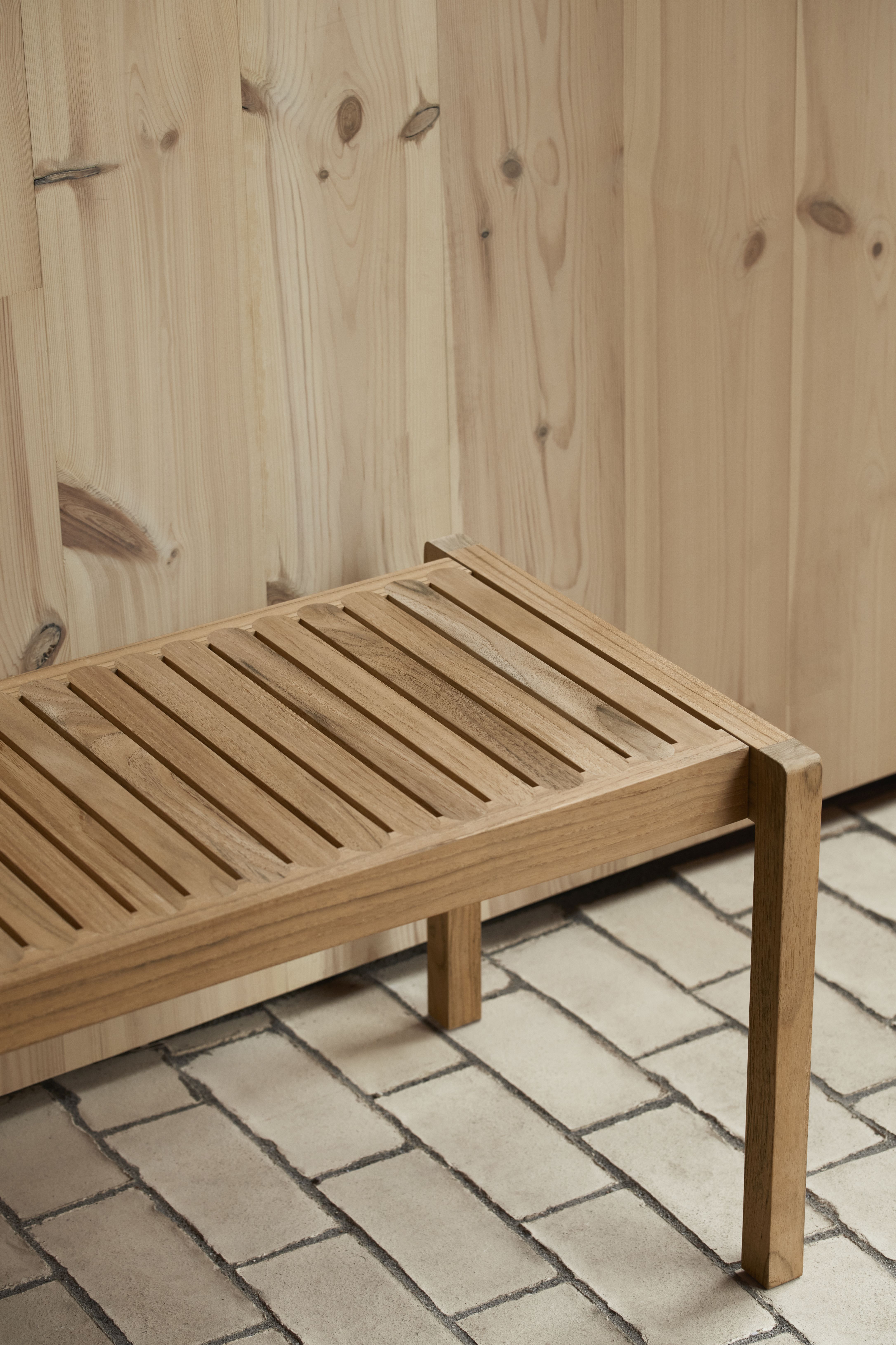 Carl Hansen & Søn AH912 Outdoor Bank aus Teakholz, ideal für Garten und Terrasse.