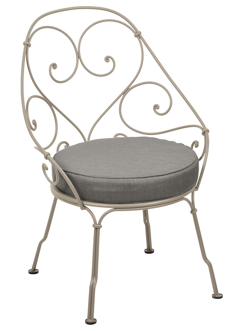 Fermob 1900 Sessel Cabriolet für den Außenbereich, Metallstuhl mit grauer Sitzauflage, Gartenmöbel im Vintage-Stil.