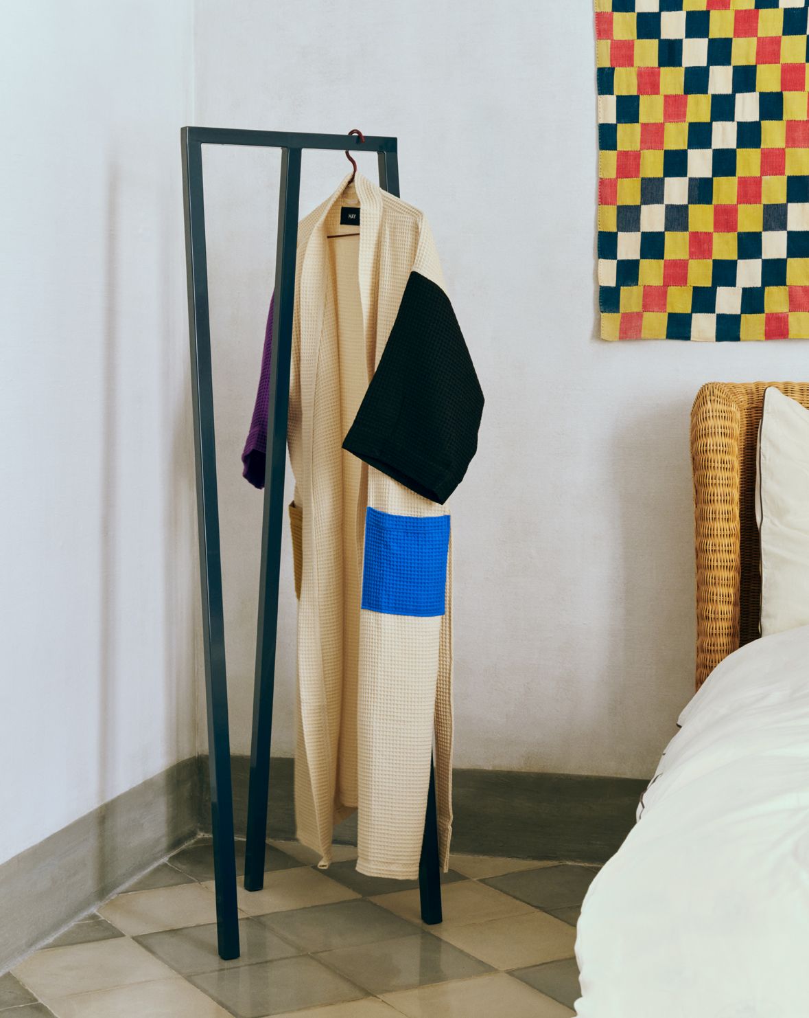 Hay Loop Stand Hall Garderobe mit Bademantel im Schlafzimmer, minimalistisches Design für Flur und Ankleidezimmer.