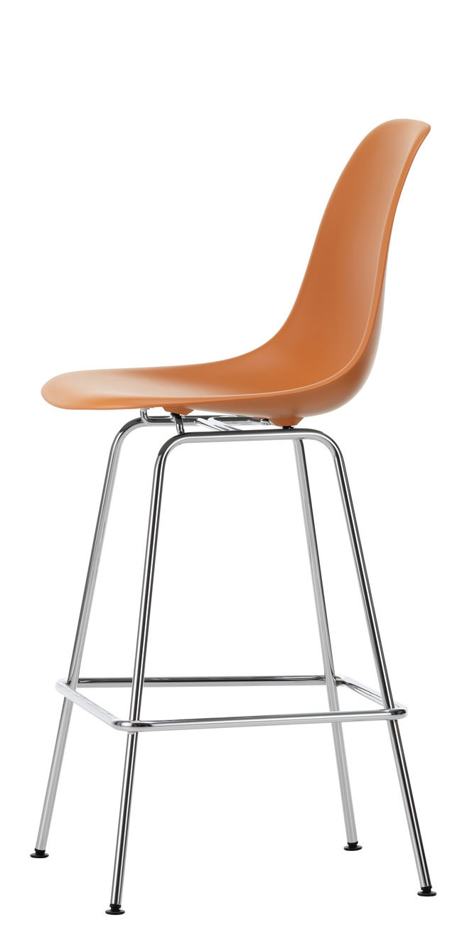 Vitra Eames Plastic Bar Stool Medium in Karamell mit verchromtem Metallgestell, moderne Sitzgelegenheit für Küche oder Bar.