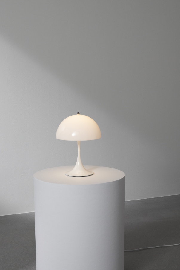 Panthella 250 Portable LED-Tischleuchte von Louis Poulsen in Opal, ideal für Innen- und Außenbereich.