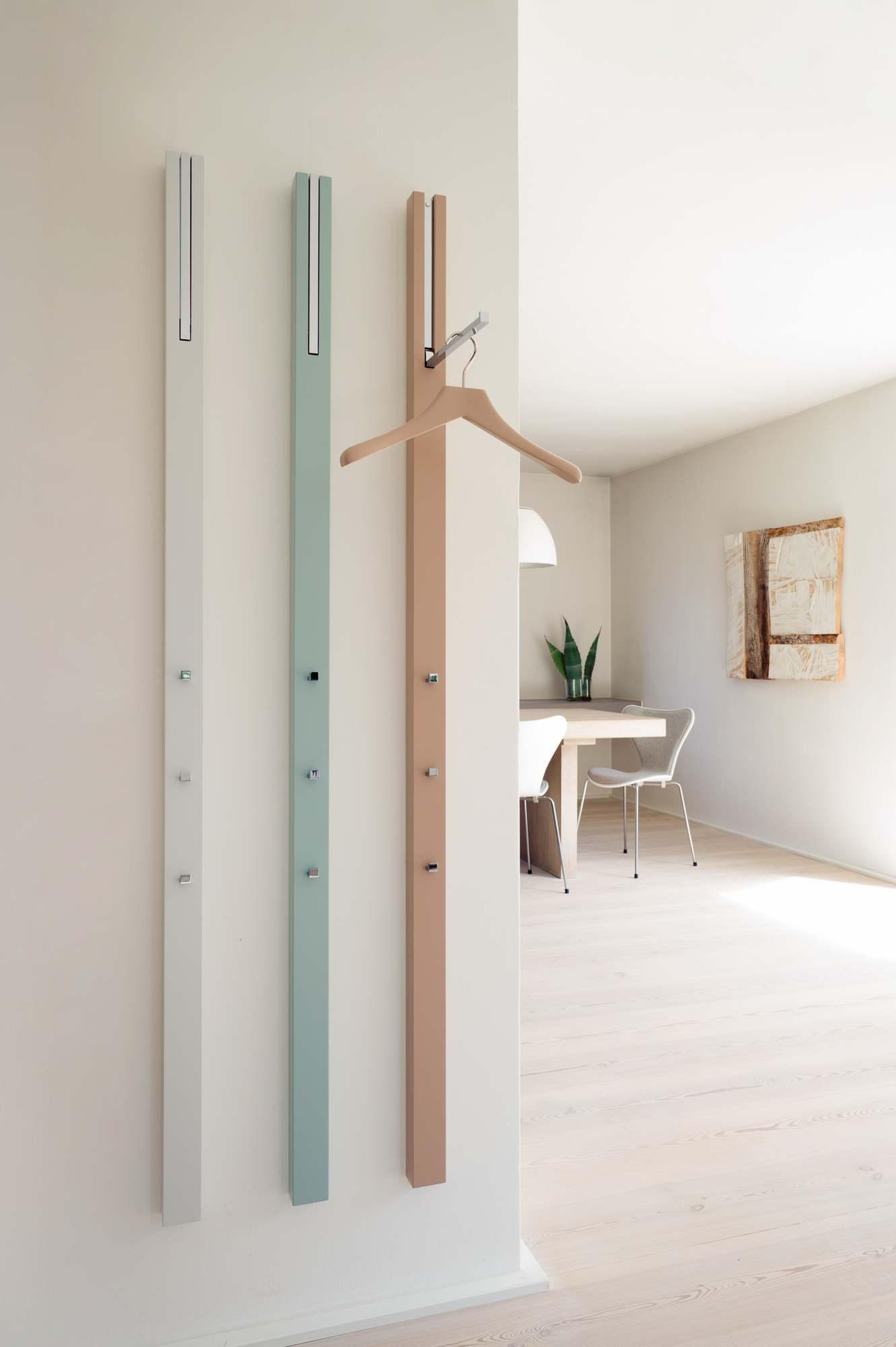 Schönbuch 0112. Garderobenpaneel in Weiß, Grün und Rosa mit Kleiderbügel, moderne Wandgarderobe für Flur und Diele.