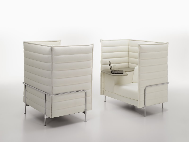 Weißer Alcove Highback Sessel von Vitra mit Tisch und Laptop für konzentriertes Arbeiten.