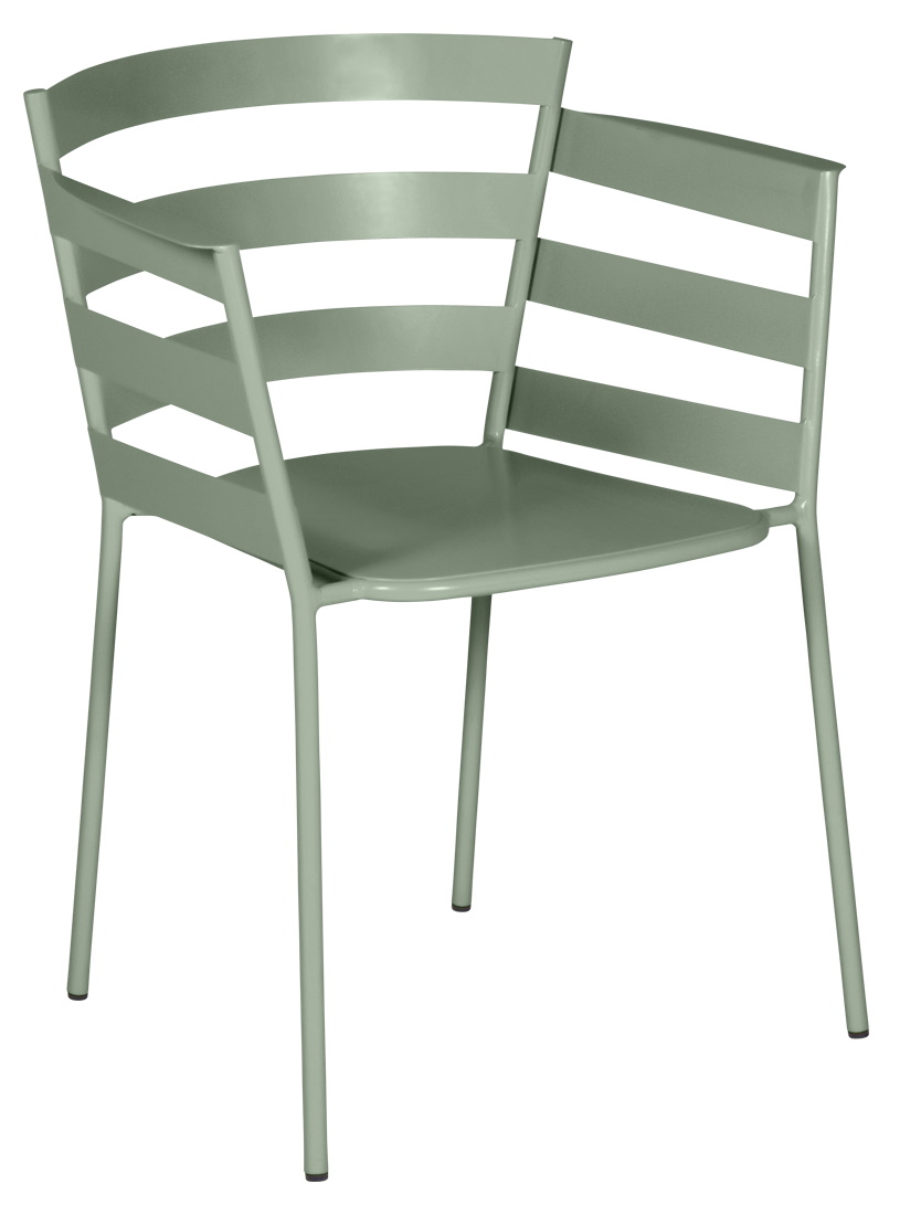 Rythmic Sessel Outdoor von Fermob, moderner Armlehnstuhl aus Metall in Salbeigrün für Garten und Terrasse.