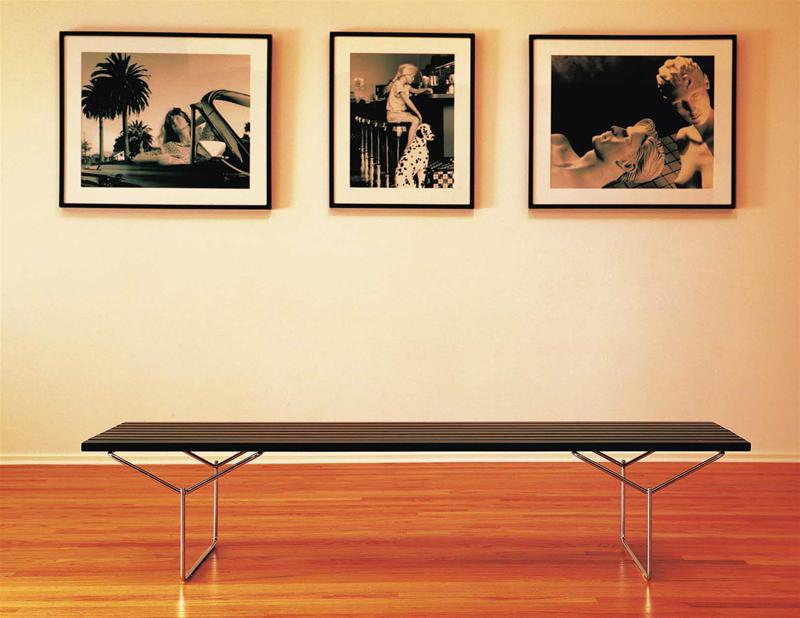 Bertoia Bank: Schwarze Sitzbank mit Stahlgestell, geeignet für Innen- und Außenbereich. Designklassiker von Knoll International.