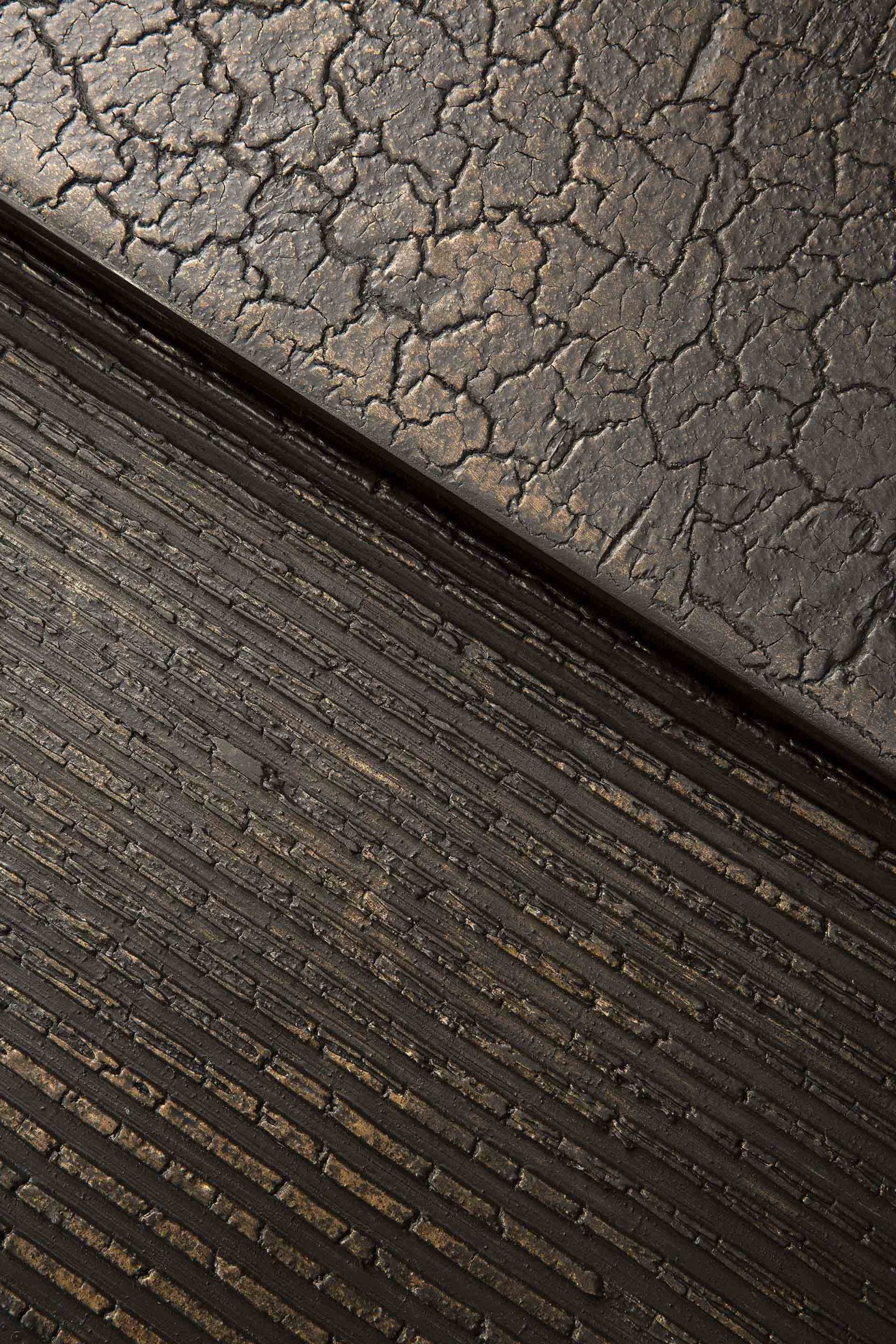 Detailaufnahme der Textur des Ethnicraft Pentagon Couchtisch 2er Sets in Whisky-Optik.