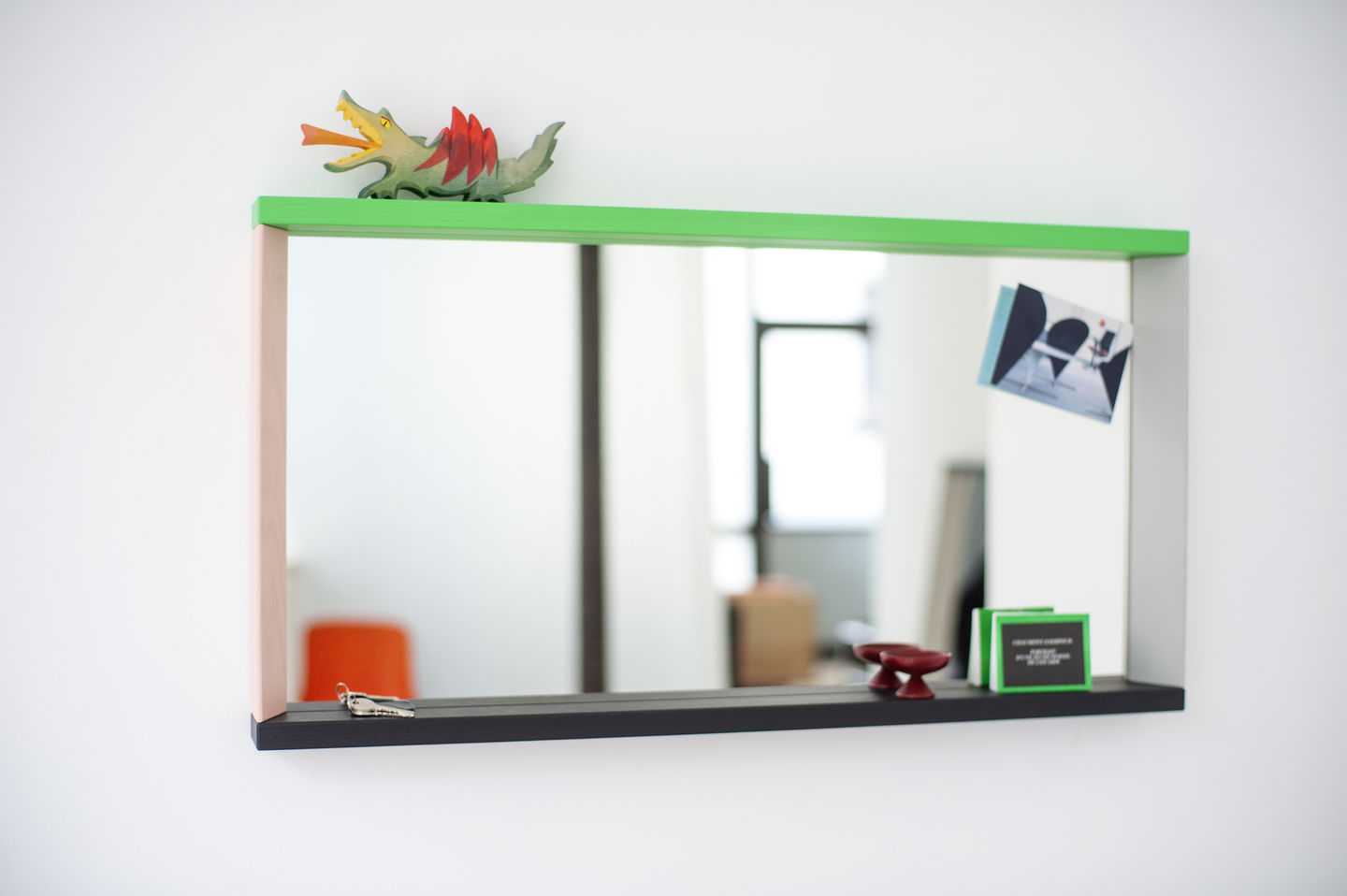 Colour Frame Mirrors Spiegel von Vitra mit Ablage und bunten Akzenten, Dekoration auf der Ablage.