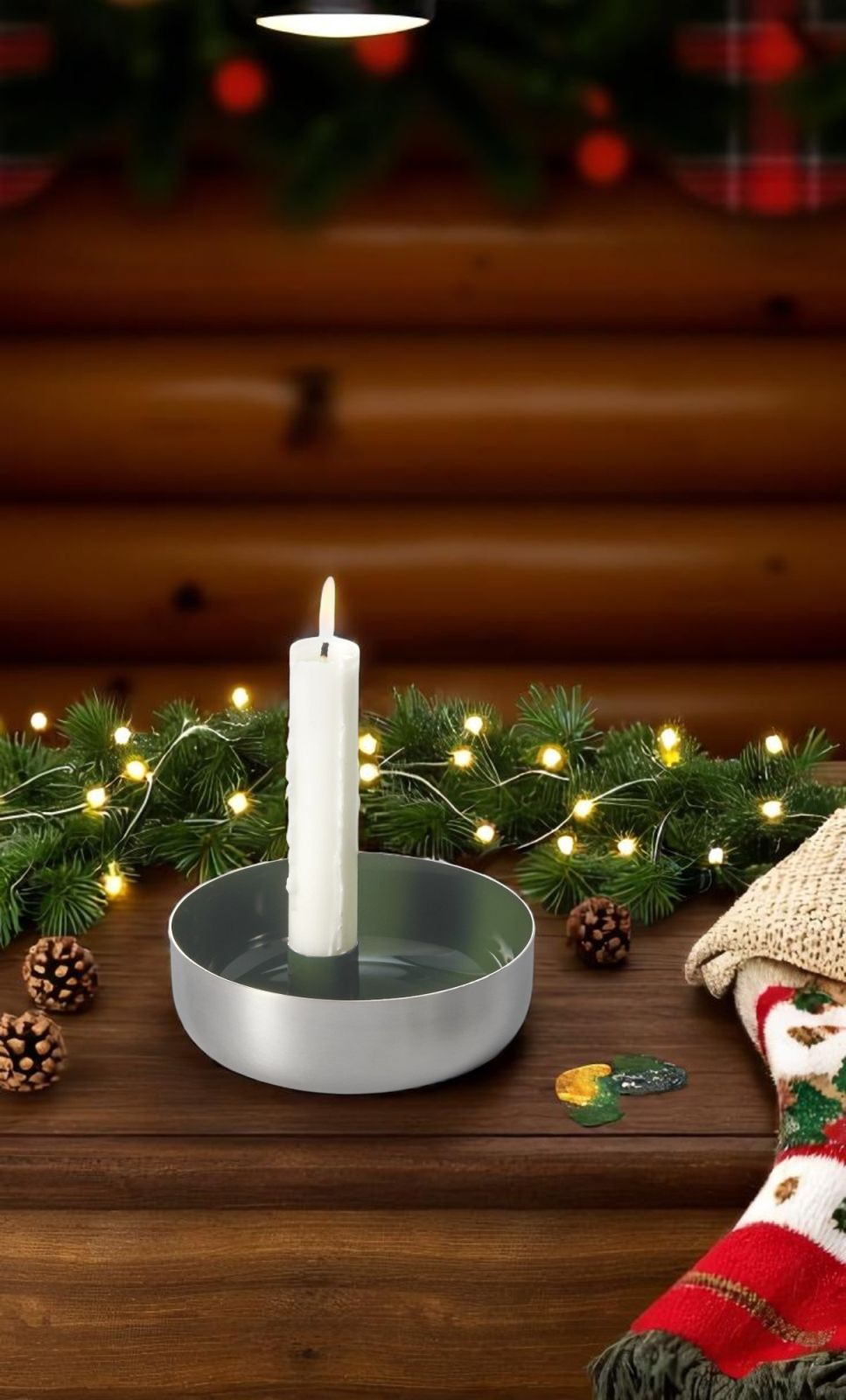 Biel 1er Kerzenschale von Philippi aus Stahl mit brennender Kerze und weihnachtlicher Dekoration im Hintergrund.