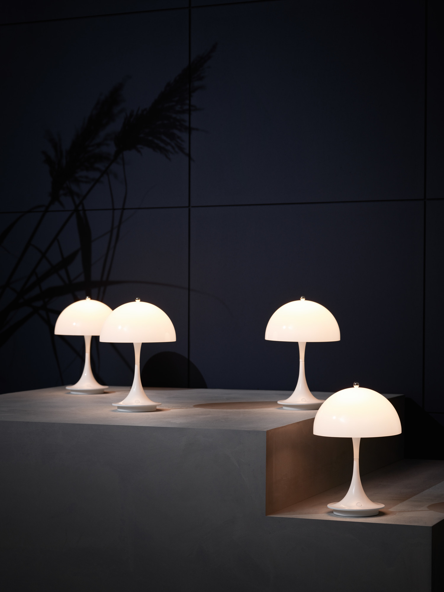 Vier Panthella 160 Portable Akku LED-Tischleuchten von Louis Poulsen in Opal Grau.