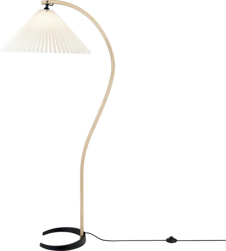 Gubi Timberline Stehleuchte: Elegante Bogenleuchte aus Holz mit plissiertem Lampenschirm und schwarzem Fuß.