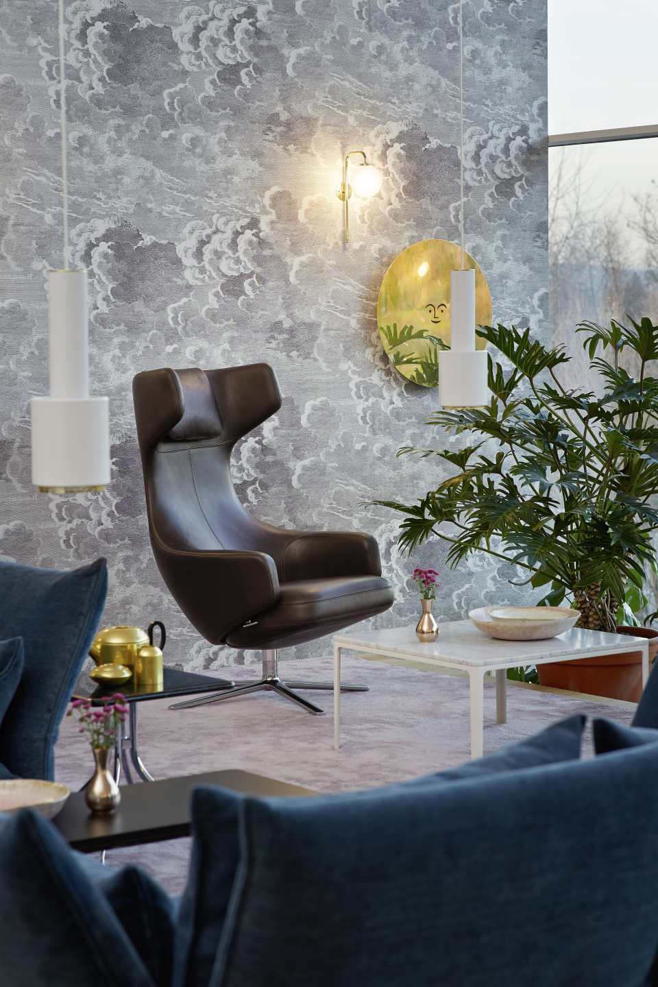 Grand Repos Sessel von Vitra in braunem Leder, moderner Relaxsessel mit hohem Rücken und Drehfuß.